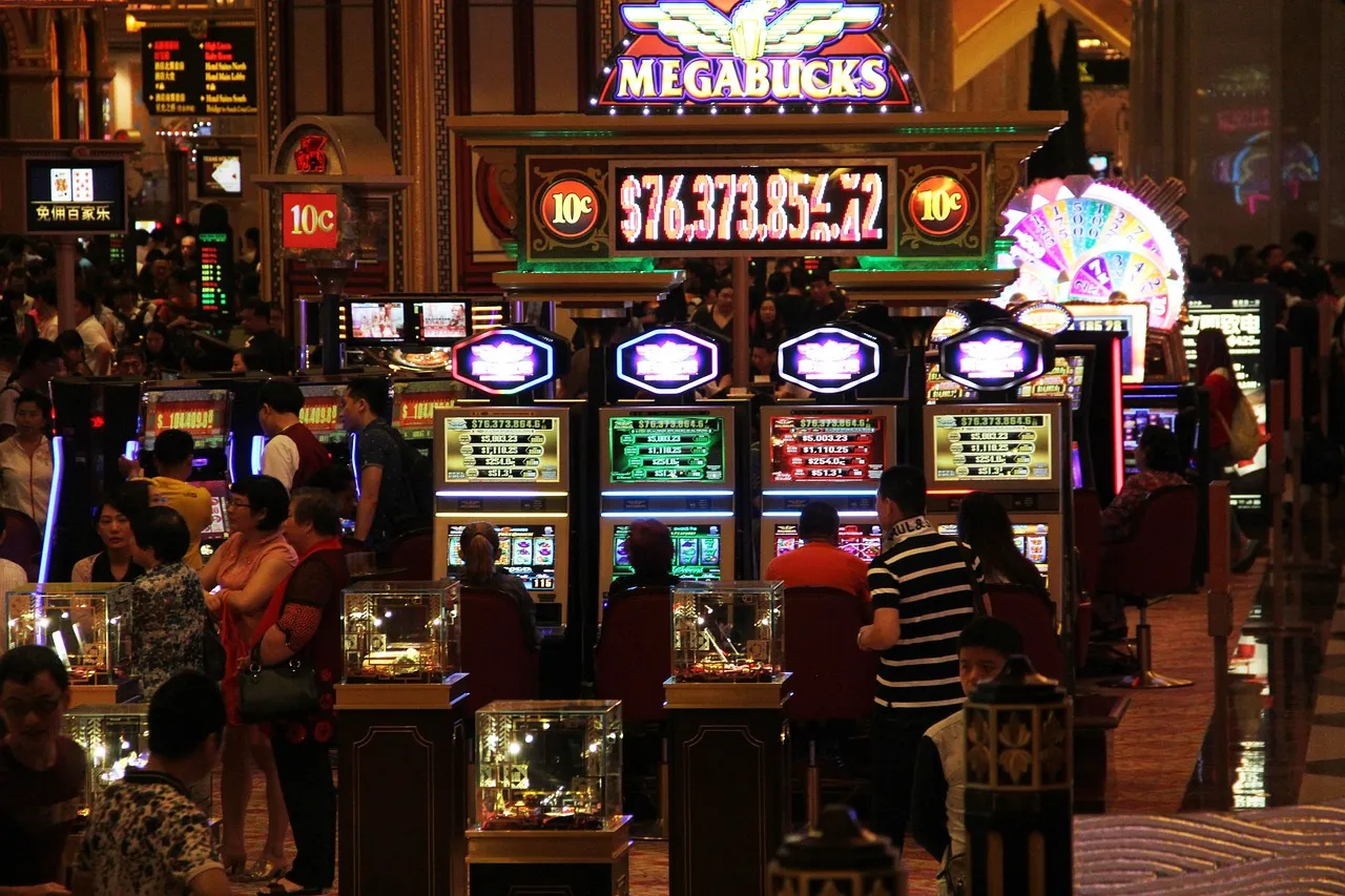 Coin symbols on online casino reels